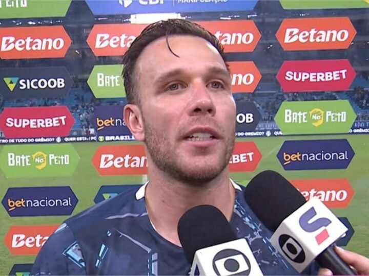 Arthur cobra reação do Grêmio e reforça desejo de seguir no clube