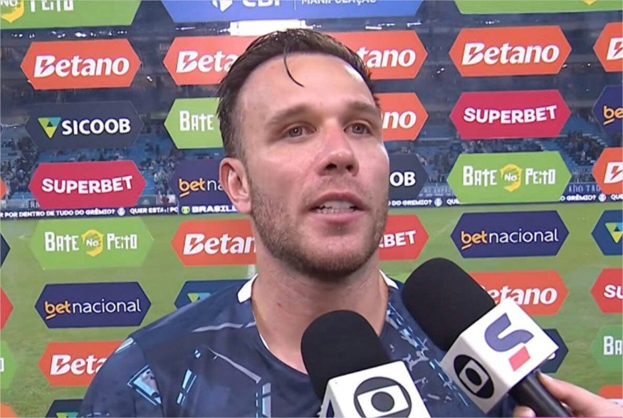 Arthur cobra reação do Grêmio e reforça desejo de seguir no clube