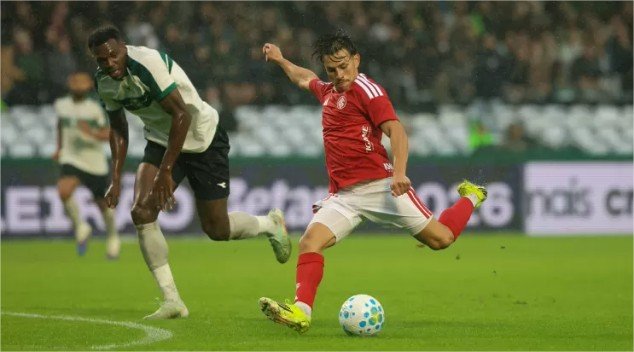 Inter arranca empate no final com Coritiba em jogo com lambança e lei do ex