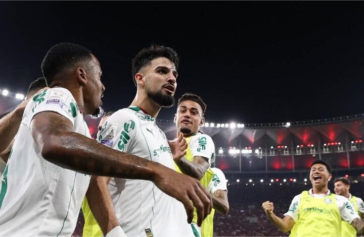 Palmeiras arrasa o Flamengo e dispara na liderança do Brasileirão
