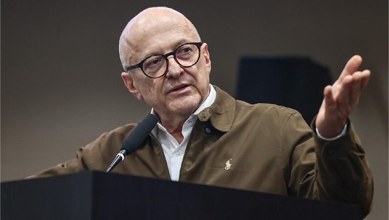 “É a escola que conduz nossos jovens para o futuro, e o Governo continua investindo para melhorar a educação de MT”, afirma governador