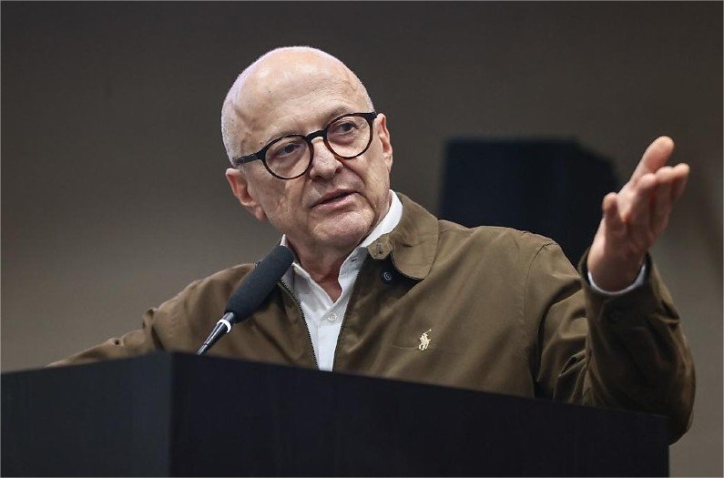 “É a escola que conduz nossos jovens para o futuro, e o Governo continua investindo para melhorar a educação de MT”, afirma governador