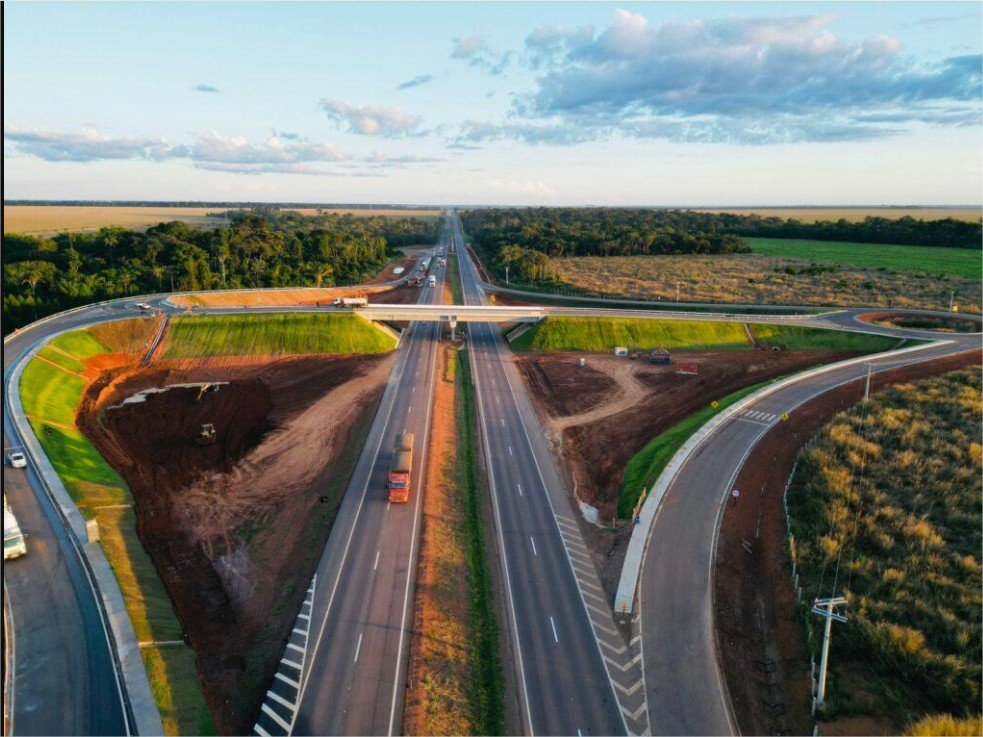Toda duplicação da BR-163 feita pelo Governo de MT e Nova Rota tem acostamento