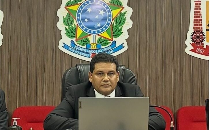 Em sessão lotada, Wanderley é reeleito presidente da Câmara de VG; veja vídeo