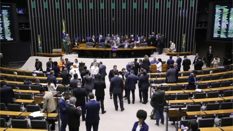 Oposição atua em diversas frentes para tentar impedir avanço do fim da escala 6×1 na Câmara