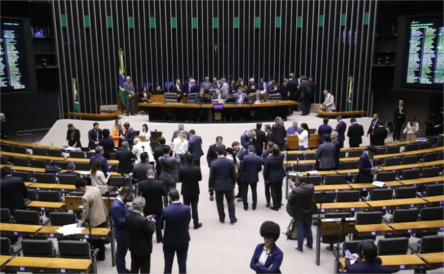 Oposição atua em diversas frentes para tentar impedir avanço do fim da escala 6×1 na Câmara