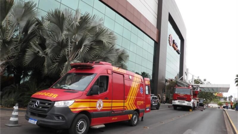 Corpo de Bombeiros age rápido e controla princípio de incêndio em shopping