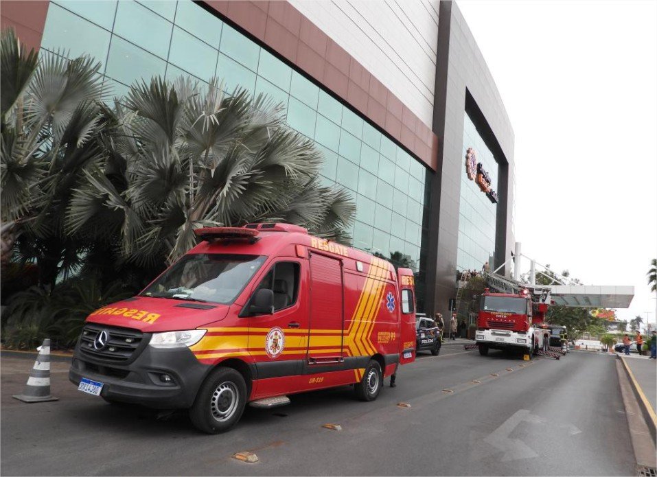 Corpo de Bombeiros age rápido e controla princípio de incêndio em shopping