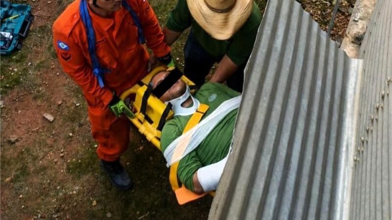 Corpo de Bombeiros socorre homem após queda de sete metros de altura em silo