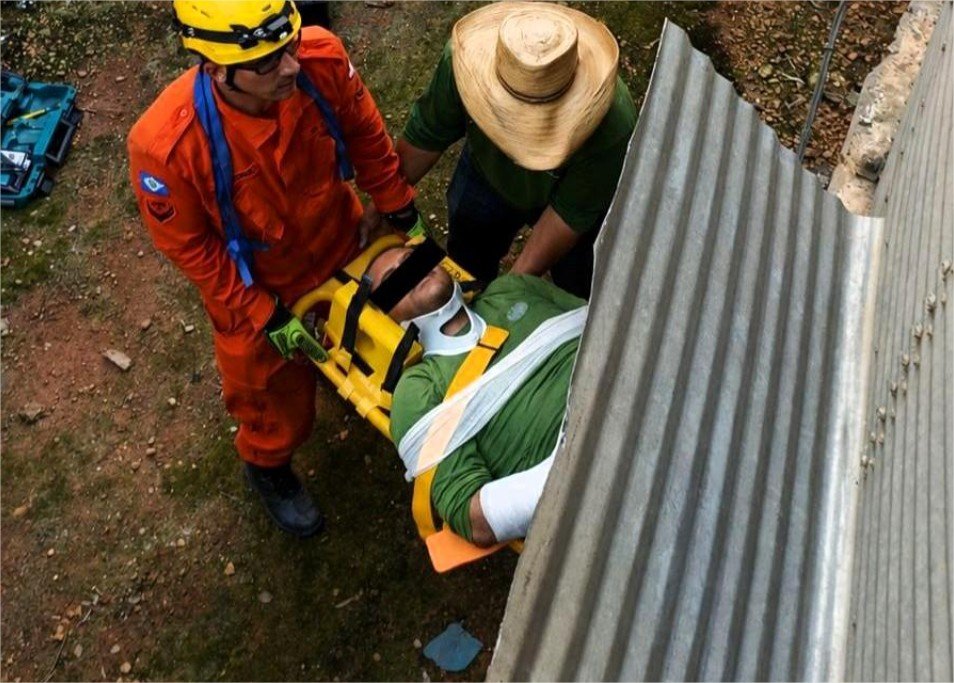 Corpo de Bombeiros socorre homem após queda de sete metros de altura em silo