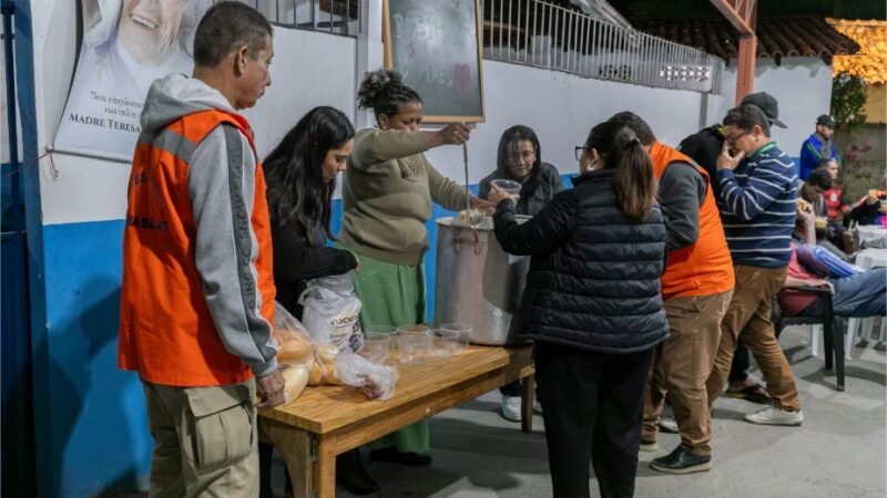 Prefeitura de Cuiabá faz distribuição de sopa e cobertores para pessoas em situação de rua