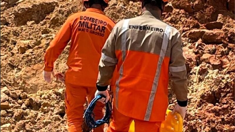 Bombeiros resgatam corpo de homem soterrado em garimpo