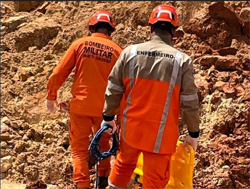 Bombeiros resgatam corpo de homem soterrado em garimpo