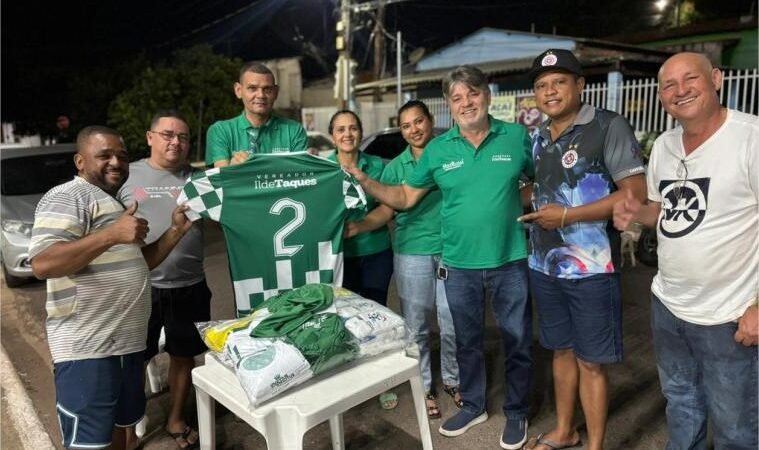 Vereador Ilde Taques entrega uniformes a times no bairro Novo Mato Grosso