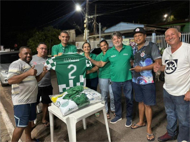 Vereador Ilde Taques entrega uniformes a times no bairro Novo Mato Grosso