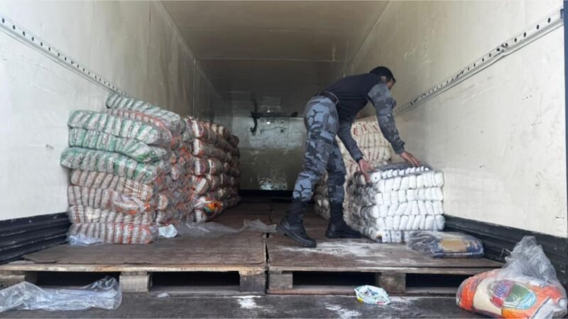 PM intercepta caminhão com produtos alimentícios e de limpeza que seriam de uma facção criminosa