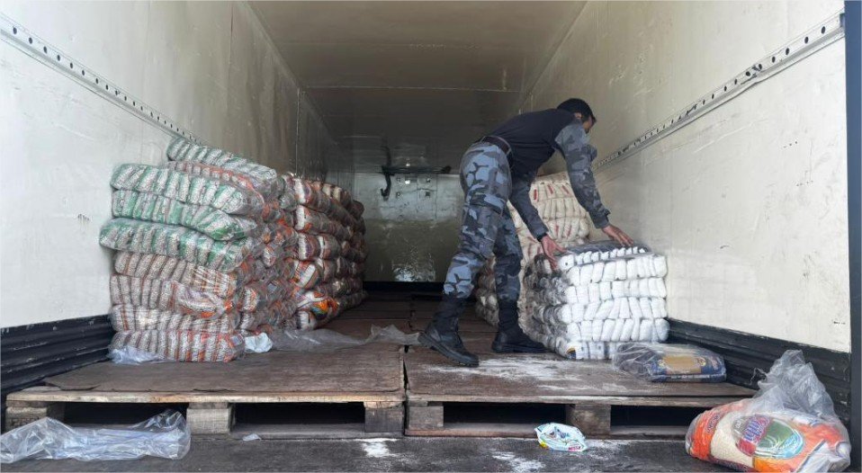 PM intercepta caminhão com produtos alimentícios e de limpeza que seriam de uma facção criminosa