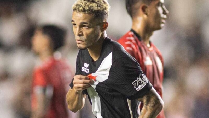 Vasco bate Barracas Central e confirma vaga nos playoffs da Sul-Americana