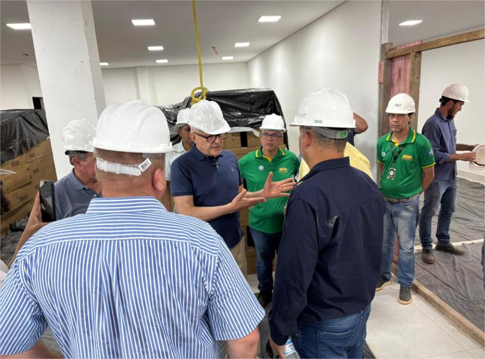 Governador vistoria obras do Hospital Regional de Confresa