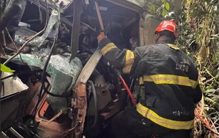 Corpo de Bombeiros resgata duas vítimas presas às ferragens após acidente entre carretas