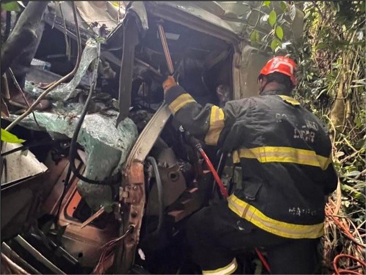 Corpo de Bombeiros resgata duas vítimas presas às ferragens após acidente entre carretas