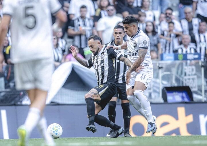 Botafogo marca no fim e arranca empate com Atlético