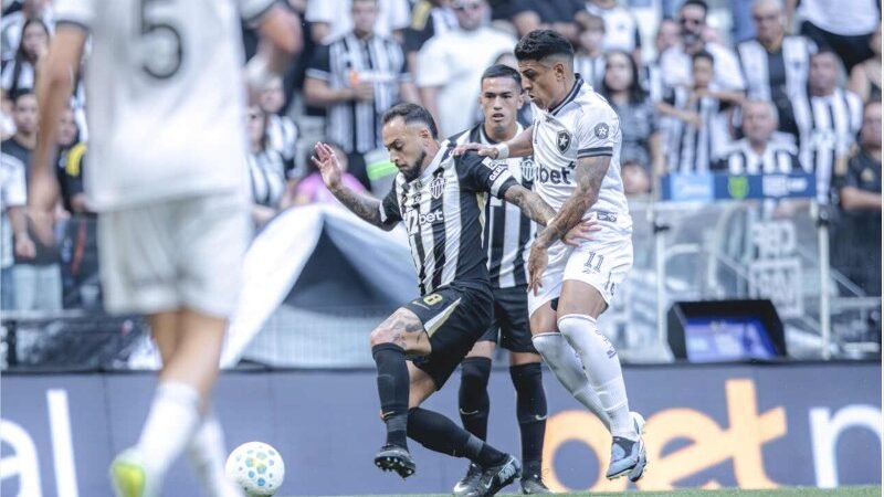 Botafogo marca no fim e arranca empate com Atlético