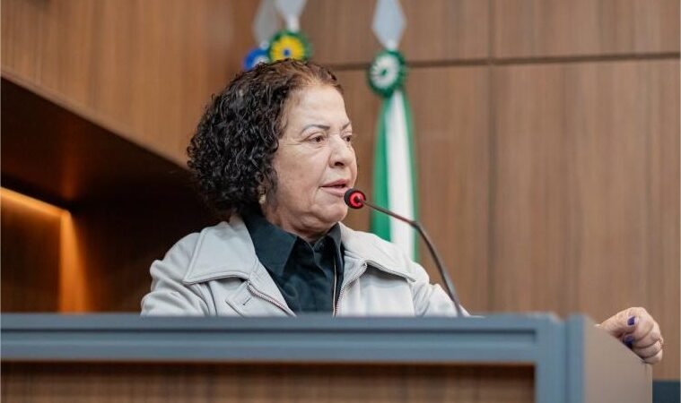 Baixinha Giraldelli alerta para risco de doenças causadas pela falta de saneamento em Cuiabá