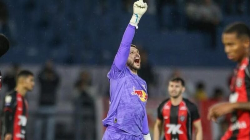 Com gol de Tiago Volpi, Bragantino faz dever de casa e bate o Vitória