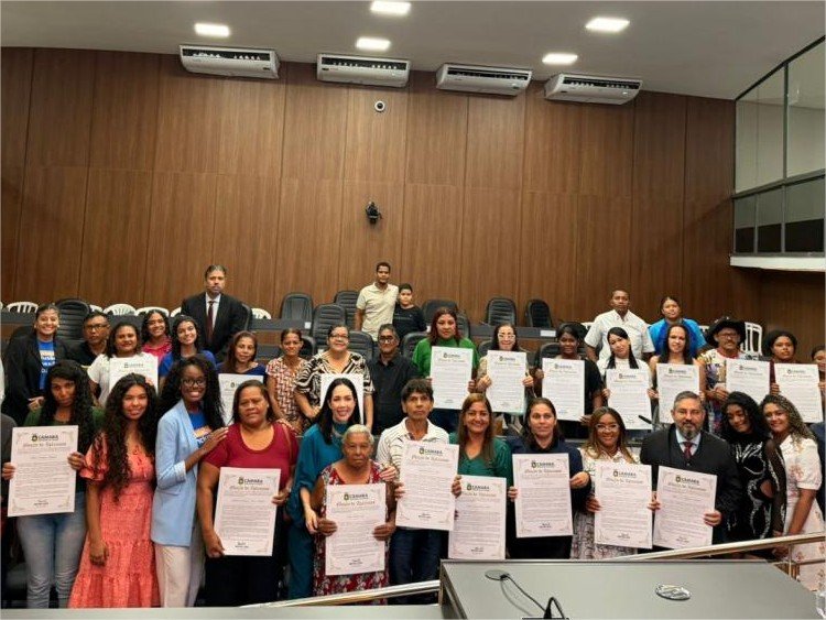 Vereadora homenageia profissionais da limpeza e destaca valorização de trabalhadores invisibilizados