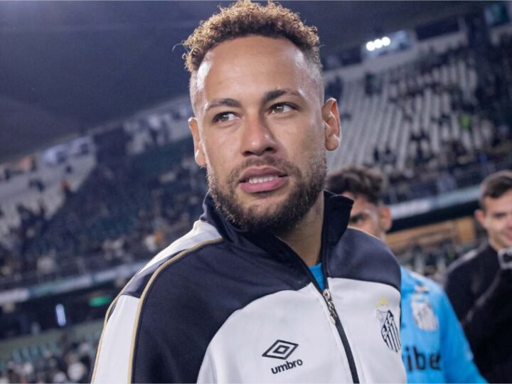 Médico do Santos revela pequena lesão na panturrilha de Neymar