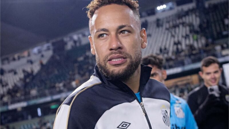 Médico do Santos revela pequena lesão na panturrilha de Neymar