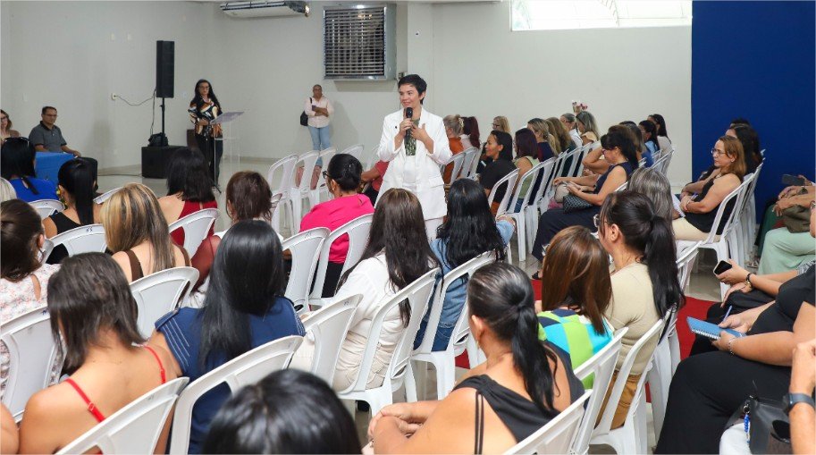 Secretária de Educação homenageia pedagogos e destaca papel transformador da profissão