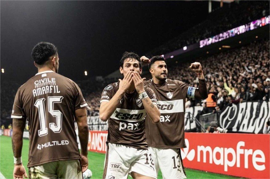 Hugo Souza falha e Corinthians perde para o Platense na Libertadores