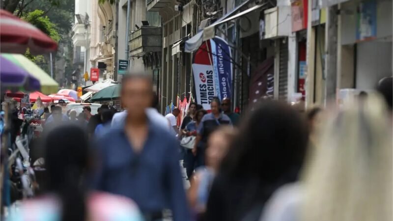 Taxa de desemprego de pretos é 55% maior que a de brancos, revela IBGE