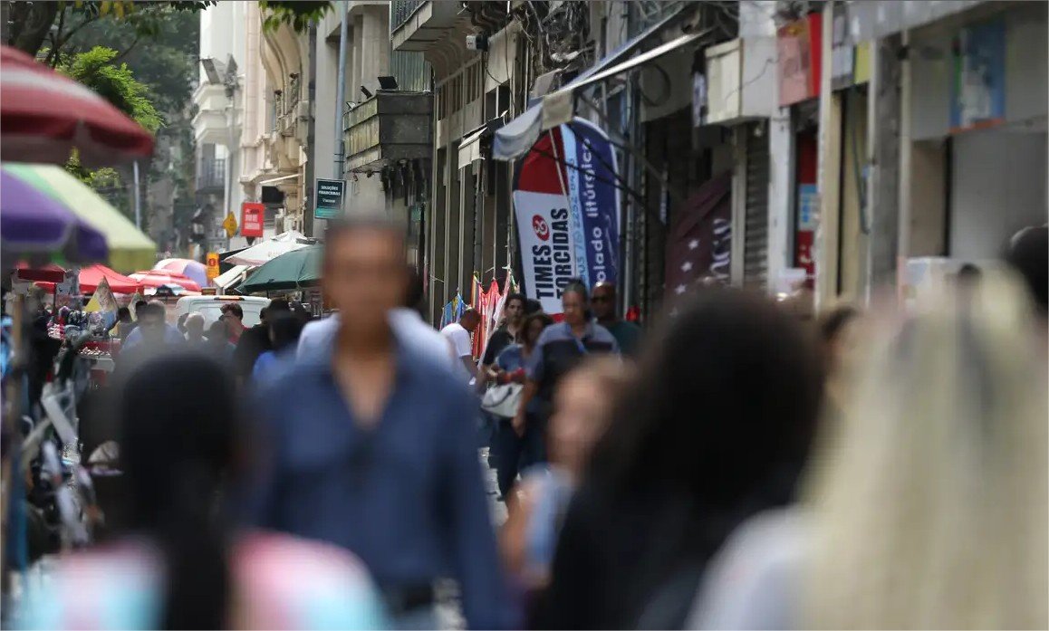 Taxa de desemprego de pretos é 55% maior que a de brancos, revela IBGE