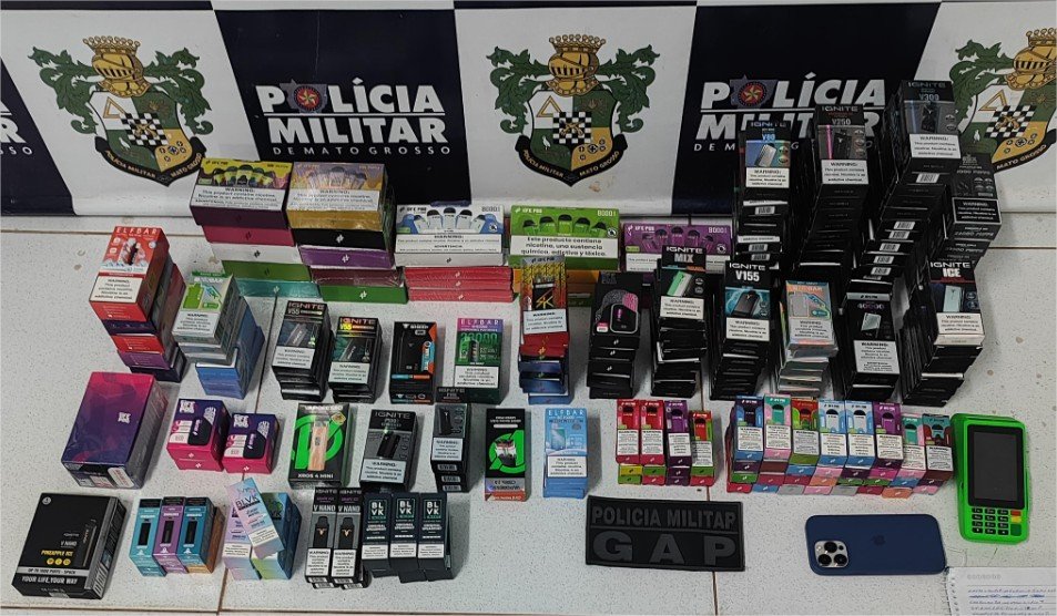 Polícia Militar apreende 298 cigarros eletrônicos e prende suspeito por contrabando