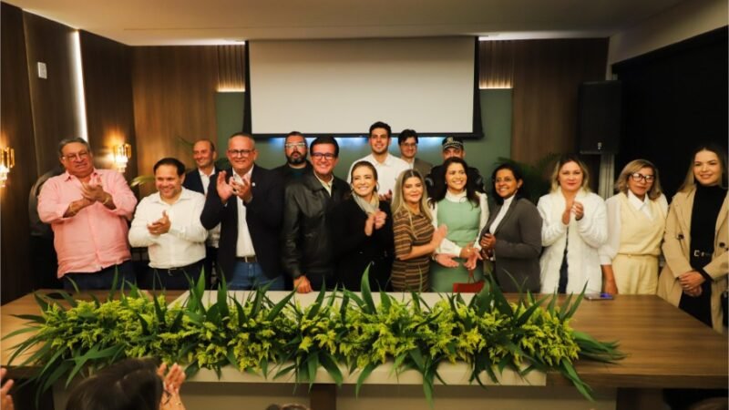 Flávia Moretti atende demandas históricas de aposentados durante reinauguração do Previvag