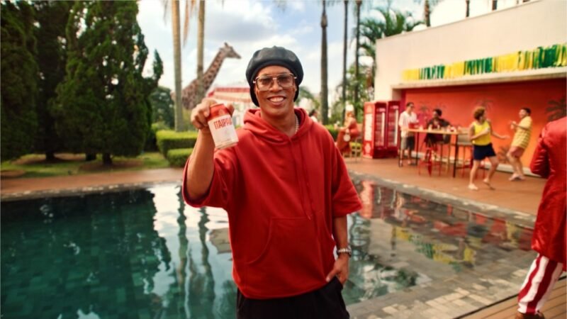 Ronaldinho Gaúcho e MC Livinho entram em campo com Itaipava em campanha que une futebol, música e cultura digital