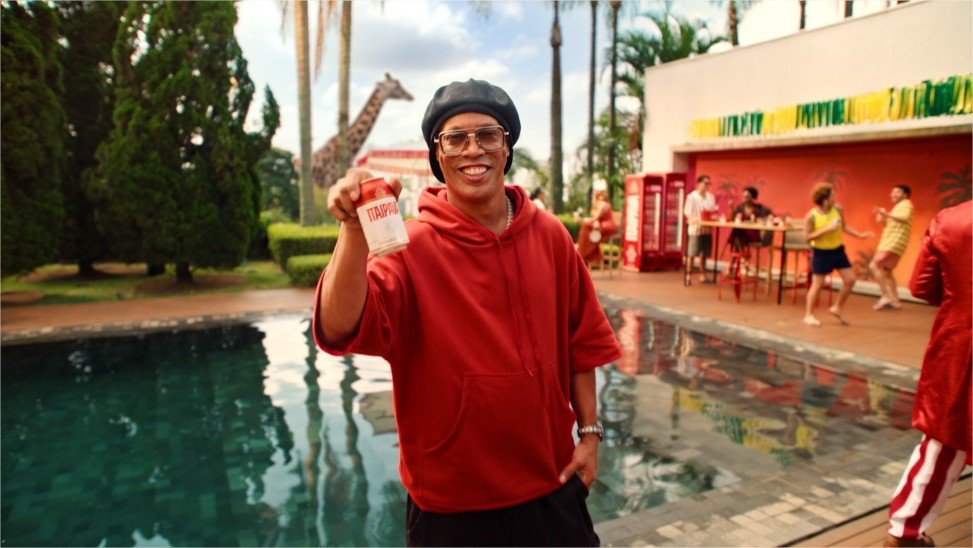 Ronaldinho Gaúcho e MC Livinho entram em campo com Itaipava em campanha que une futebol, música e cultura digital