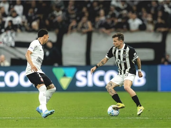 Labyad decide, e Corinthians vence Atlético em volta de Memphis Depay