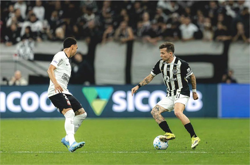 Labyad decide, e Corinthians vence Atlético em volta de Memphis Depay