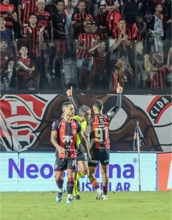 Vitória vence o Inter com um a mais e sobe na tabela do Brasileirão