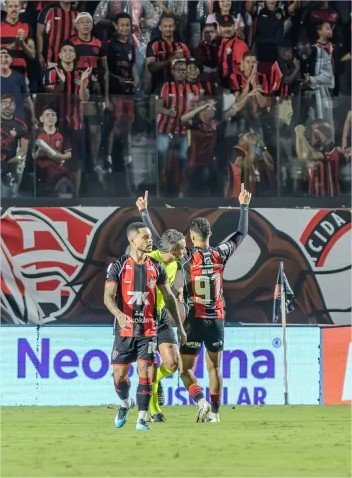 Vitória vence o Inter com um a mais e sobe na tabela do Brasileirão