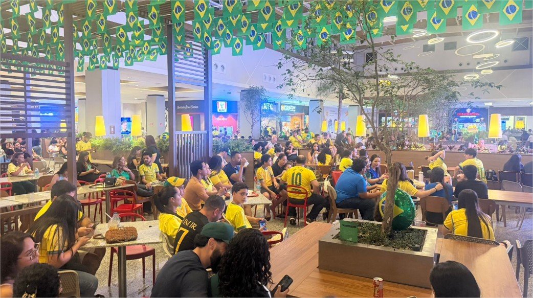 Com telões e música, transmissão dos jogos da Copa segue reunindo torcedores em Cuiabá