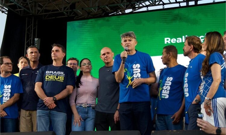 Medeiros diz a Flávio que Deus honrará a família Bolsonaro apesar das provações