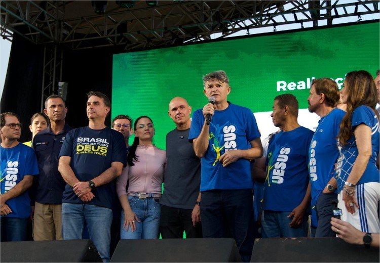 Medeiros diz a Flávio que Deus honrará a família Bolsonaro apesar das provações