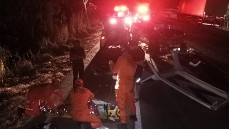 Corpo de Bombeiros retiram vítima presa às ferragens após acidente na BR-070