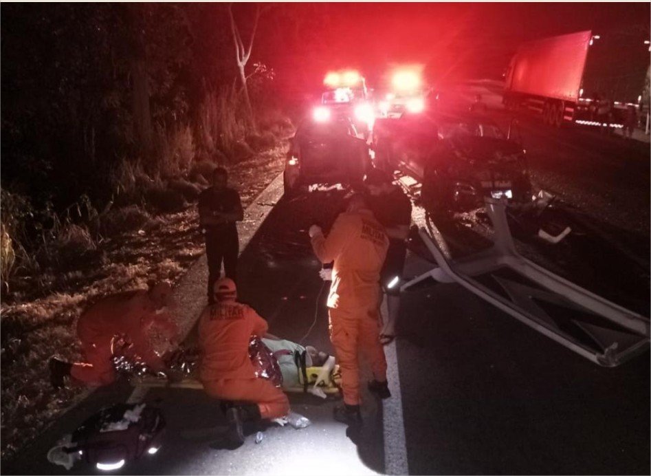 Corpo de Bombeiros retiram vítima presa às ferragens após acidente na BR-070