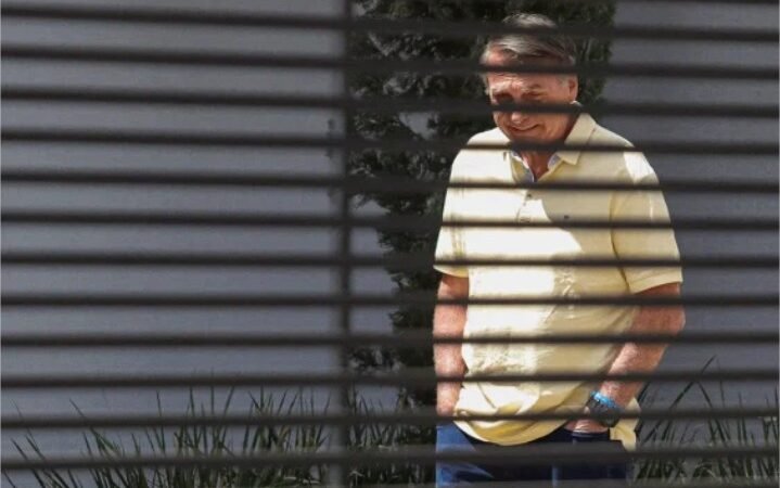 Com histórico de confusões, defesa tenta cartada para manter Jair Bolsonaro em prisão domiciliar
